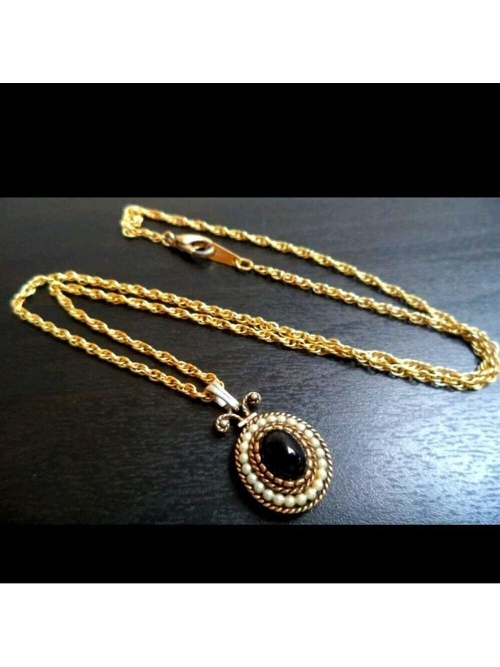 Avon Pendant Necklace Onyx Cabochon Encircled Pearlesque Beads Gold Tone Chain